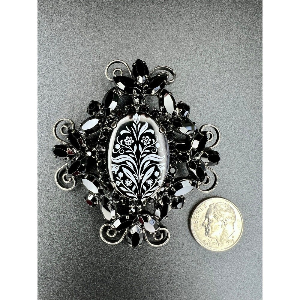 Ref No. 1590 Vintage Juliana D&E Japanned Black Transferware Cabochon Brooch